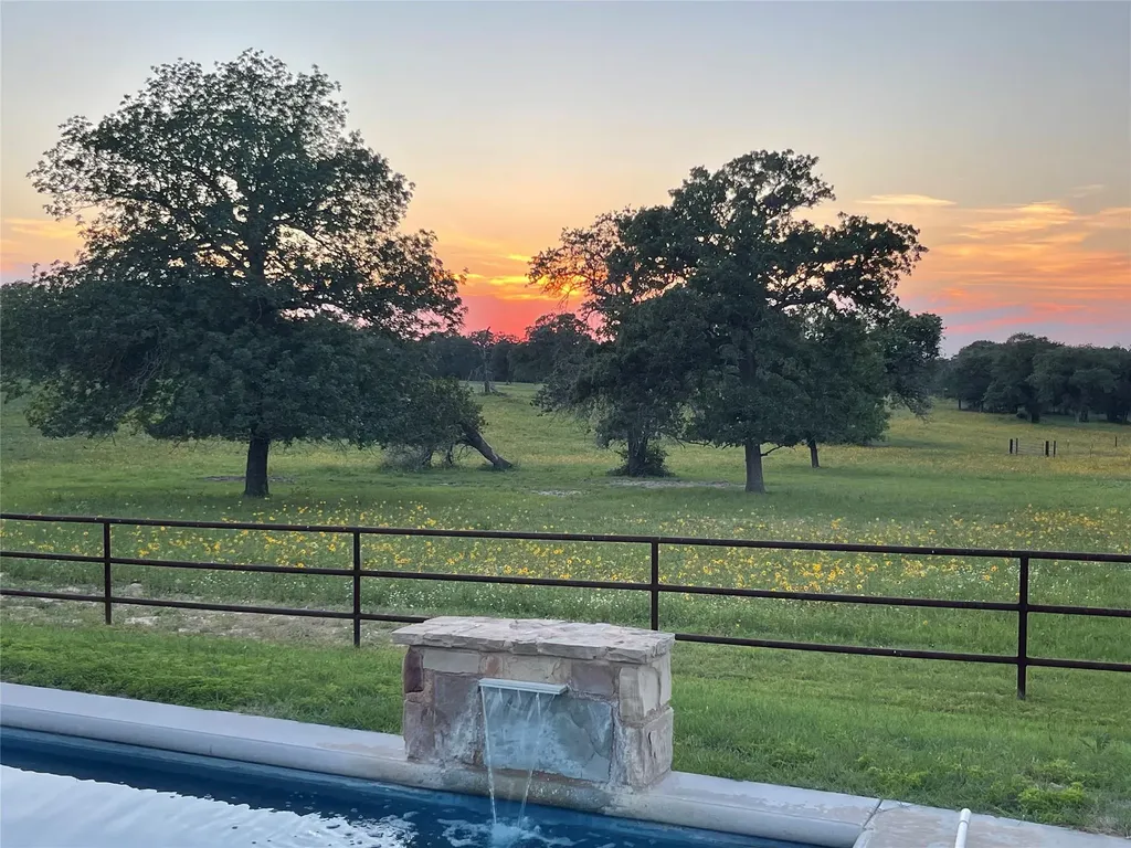 494 Flash Circle Luling TX 78648
