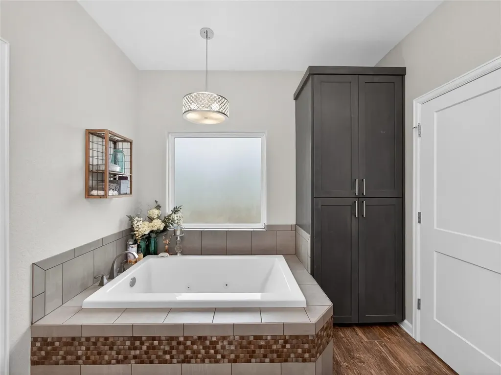 494 Flash Circle Luling TX 78648