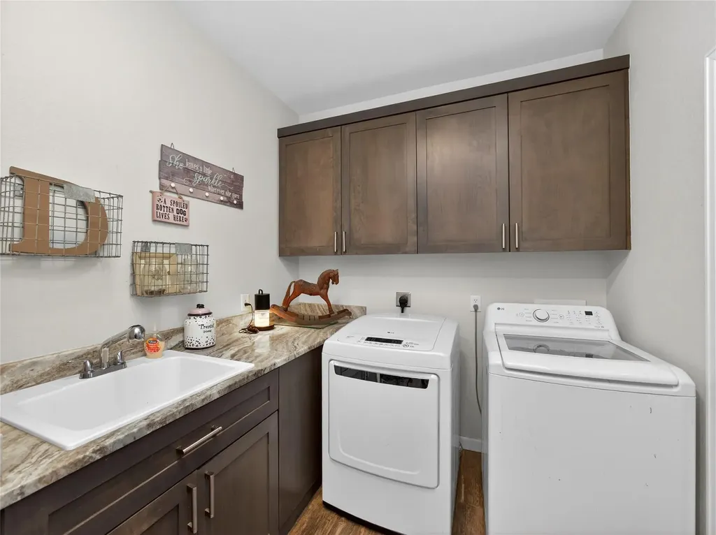 494 Flash Circle Luling TX 78648