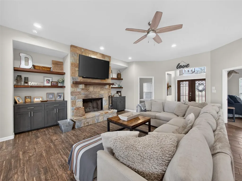 494 Flash Circle Luling TX 78648