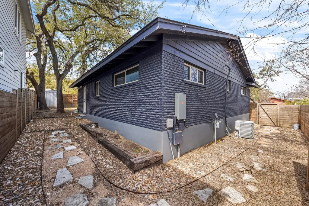 3015 Burning Oak Drive Austin TX 78704