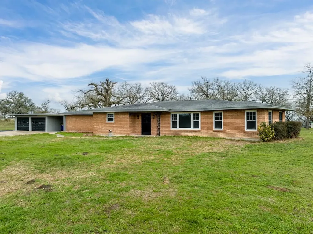 3534 E Hwy 90 A East Hill Gonzales TX 78629