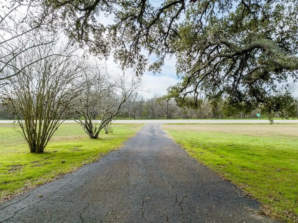 3534 E Hwy 90 A East Hill Gonzales TX 78629