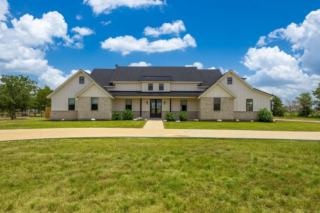 1215 Private Road 7039 Lexington TX 78947