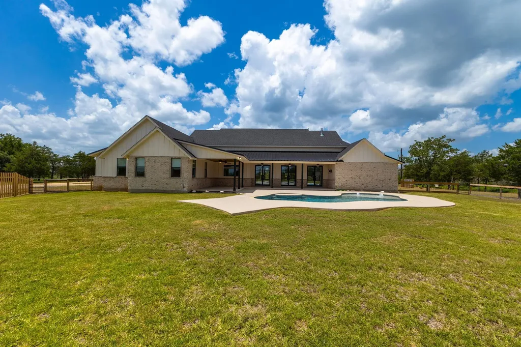 1215 Private Road 7039 Lexington TX 78947