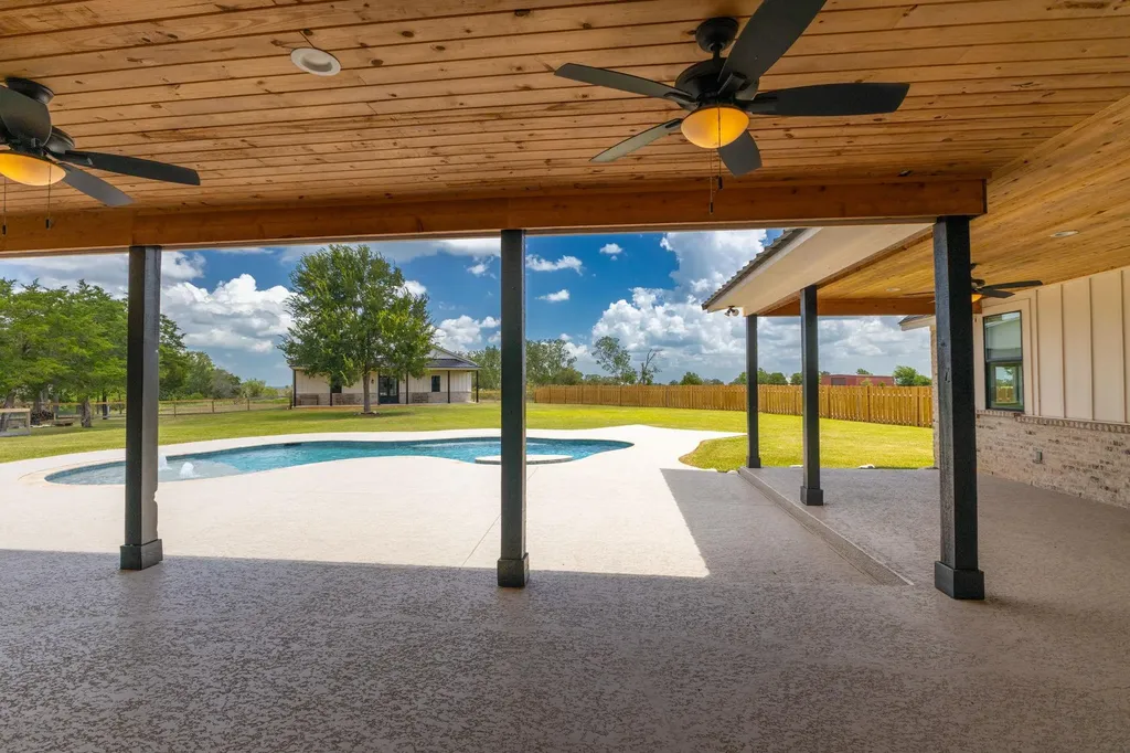 1215 Private Road 7039 Lexington TX 78947