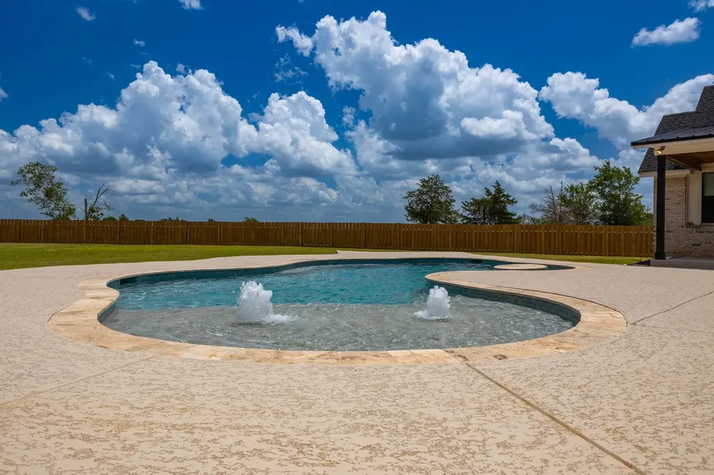 1215 Private Road 7039 Lexington TX 78947