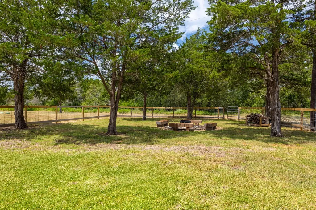 1215 Private Road 7039 Lexington TX 78947