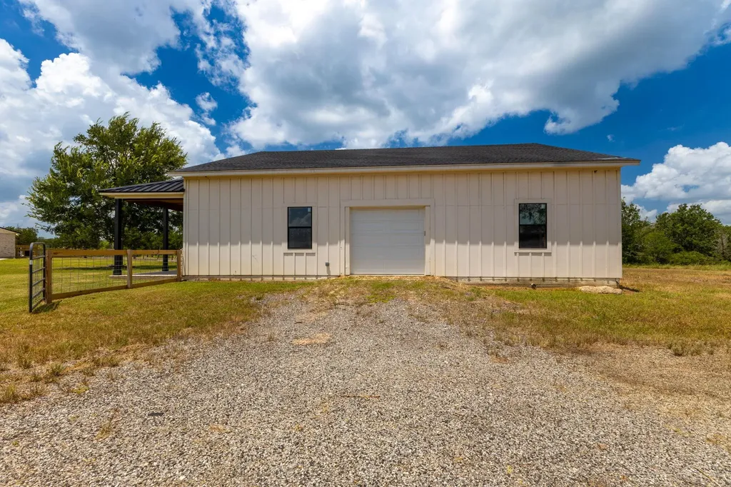 1215 Private Road 7039 Lexington TX 78947