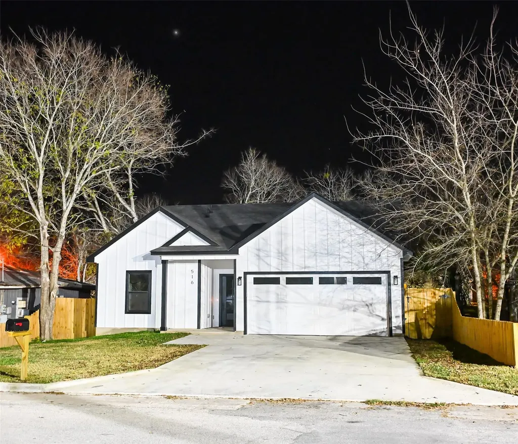 516 N Hackberry Avenue Luling TX 78648