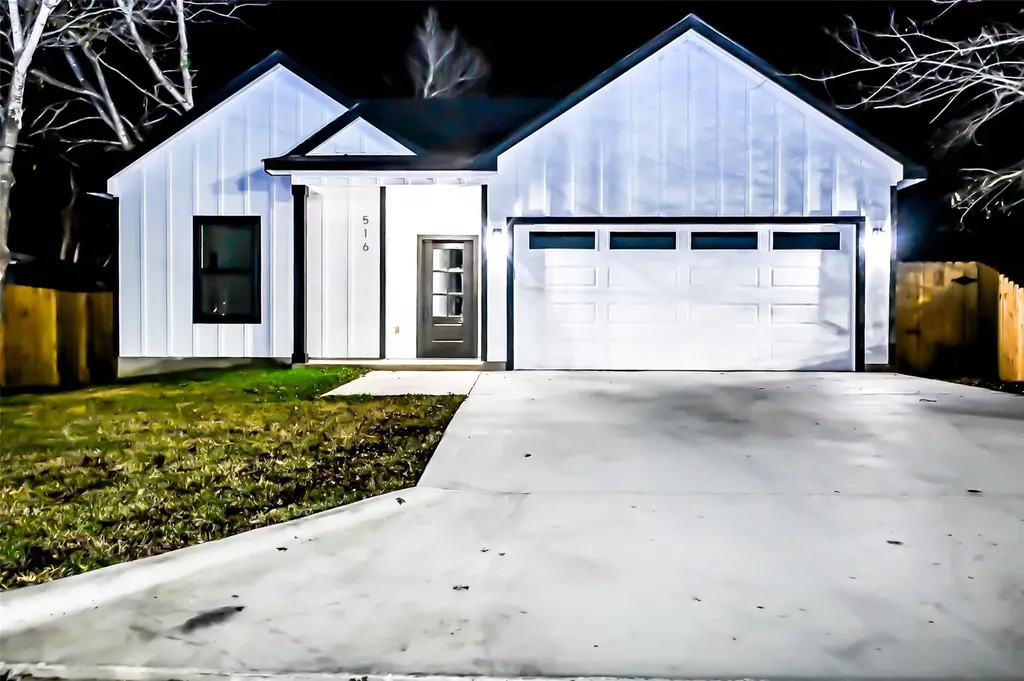 516 N Hackberry Avenue Luling TX 78648
