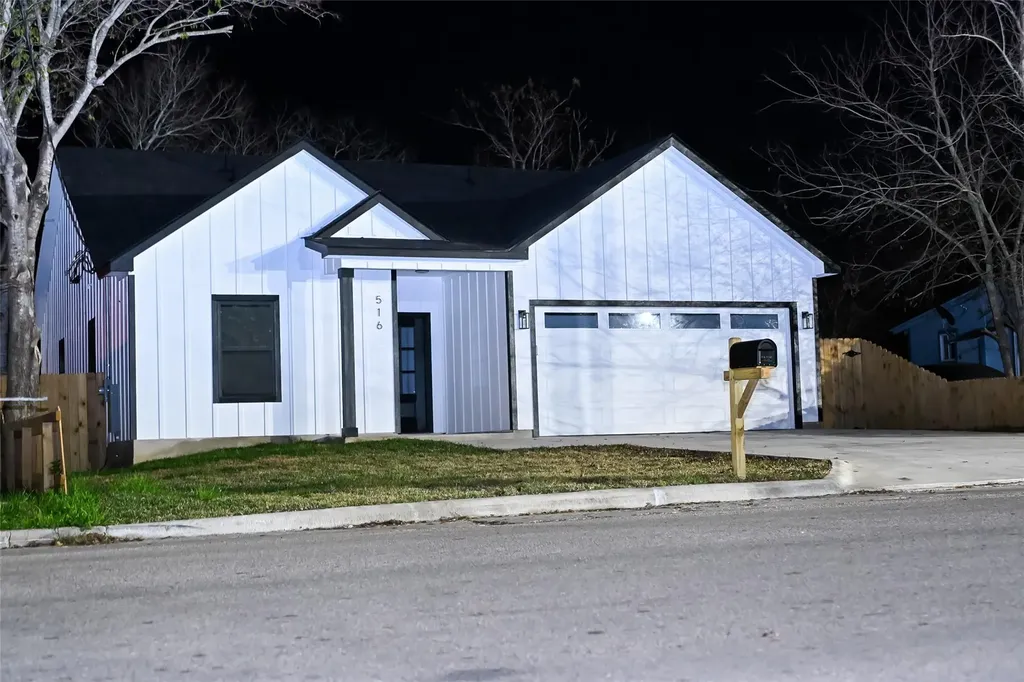 516 N Hackberry Avenue Luling TX 78648
