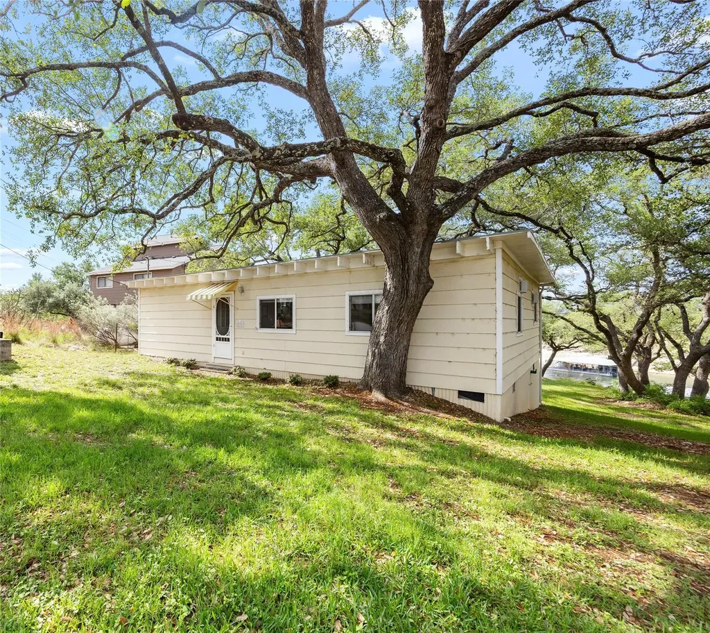 1131 Edgewater Drive Spicewood TX 78669