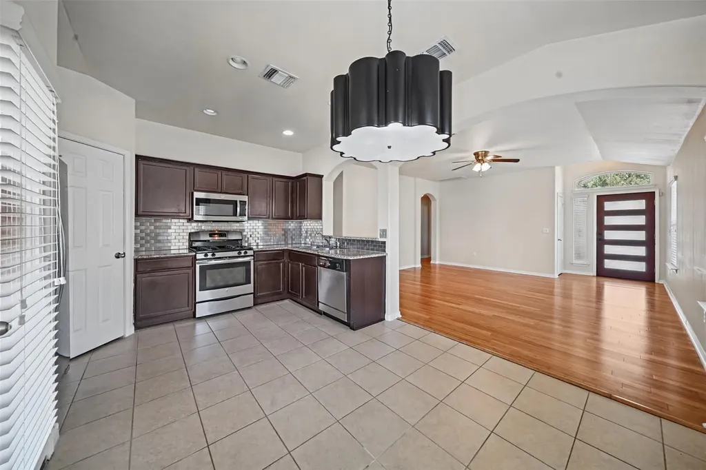 113 Wallops Kyle TX 78640