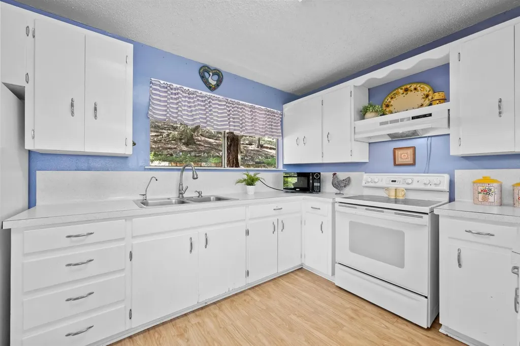 20926 W Lakeshore Drive Spicewood TX 78669