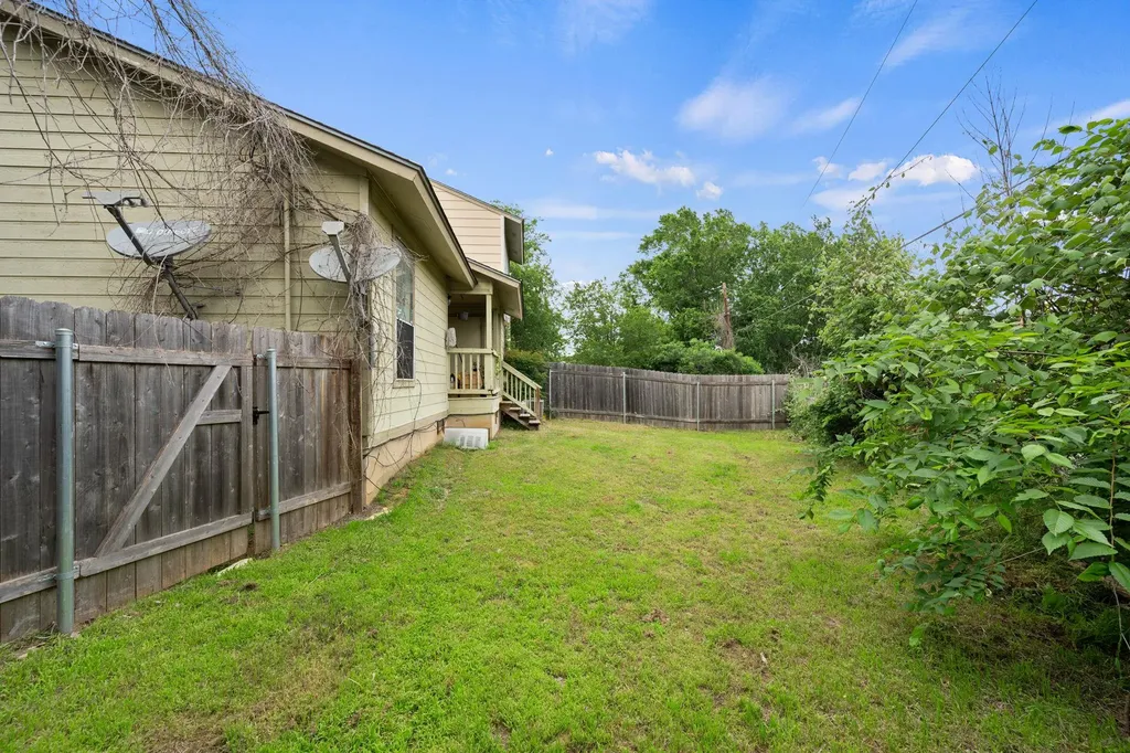 128 Hillside Drive Elgin TX 78621