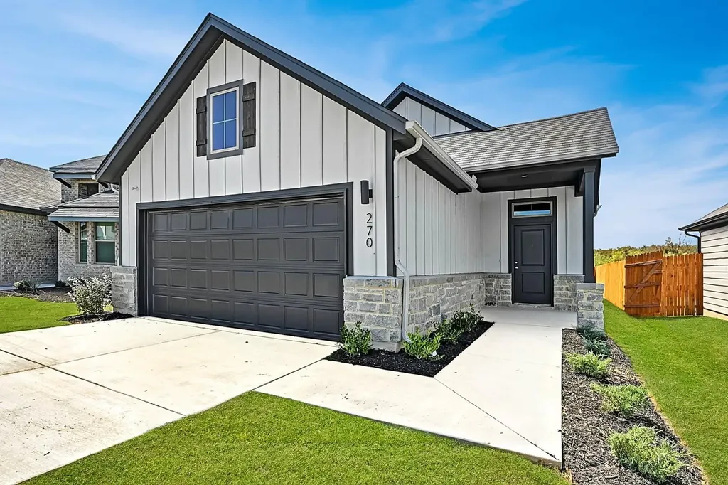 270 Bendecido Loop Elgin TX 78621