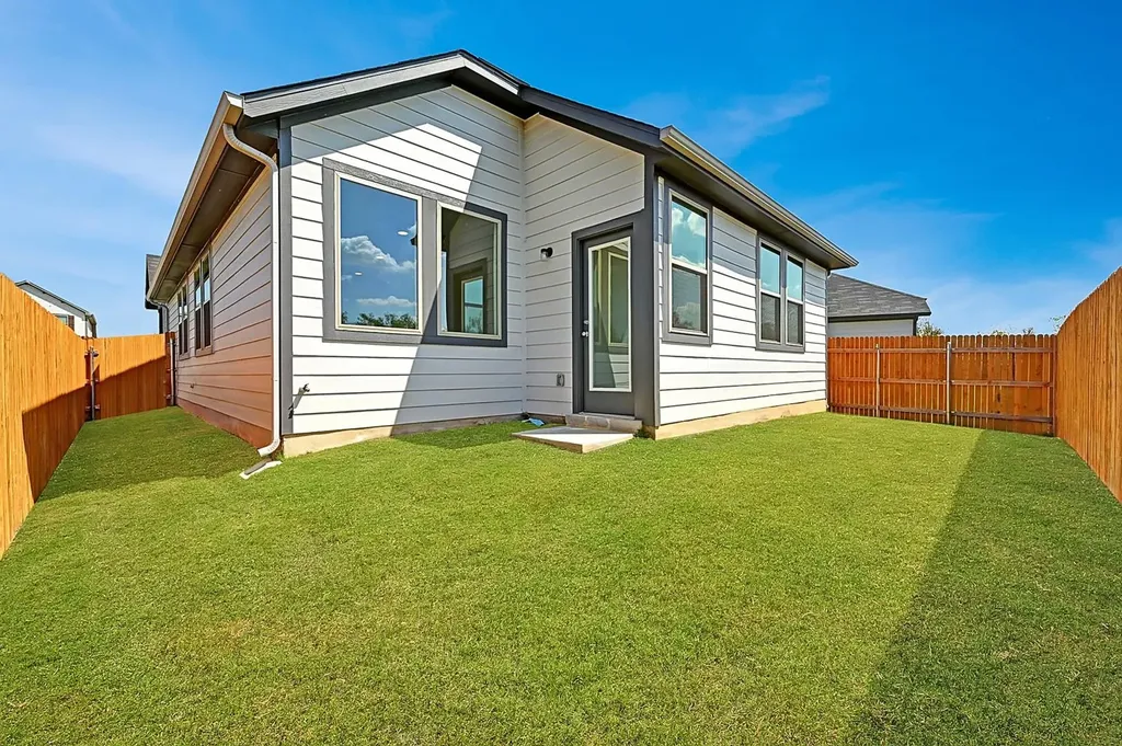 270 Bendecido Loop Elgin TX 78621