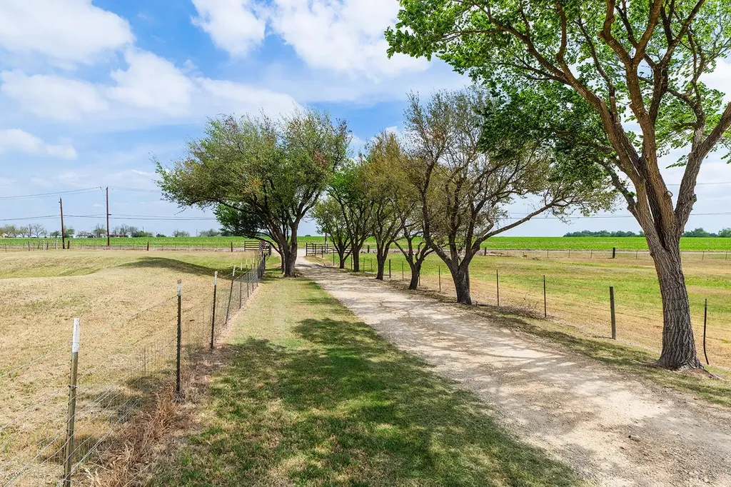 1001 Gravel Pit Road Taylor TX 76574