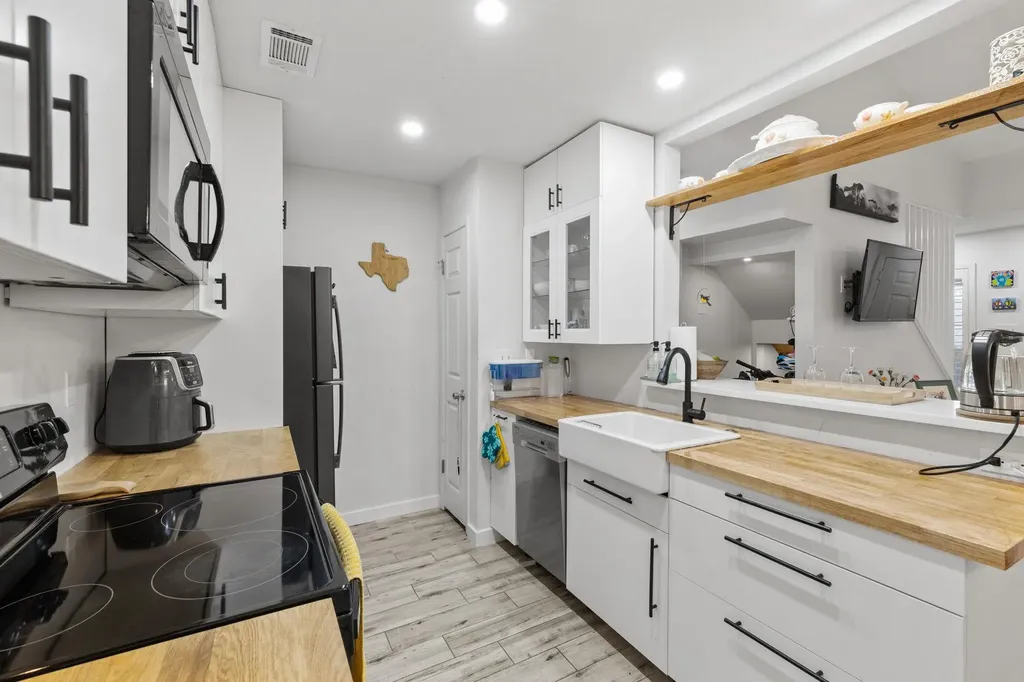 1015 E Yager Lane Austin TX 78753