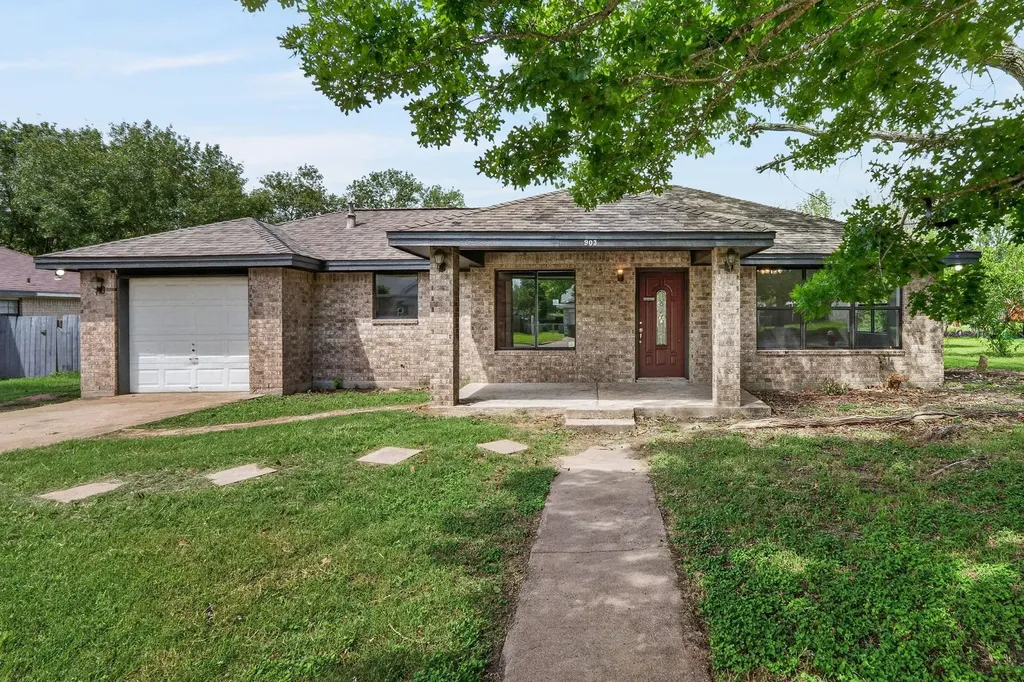 903 Travis Street Lockhart TX 78644