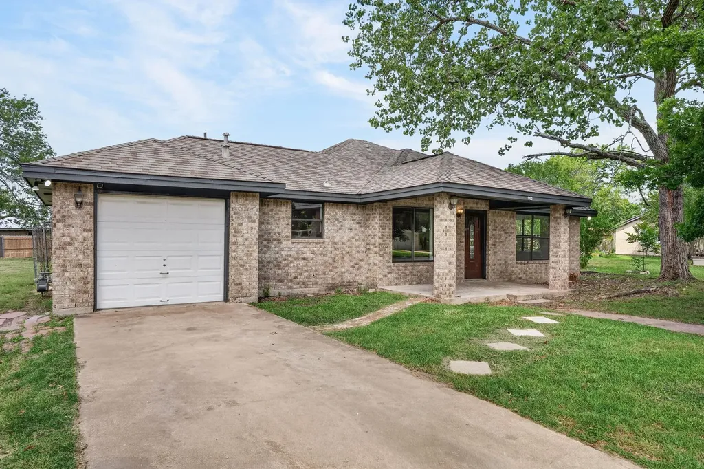903 Travis Street Lockhart TX 78644