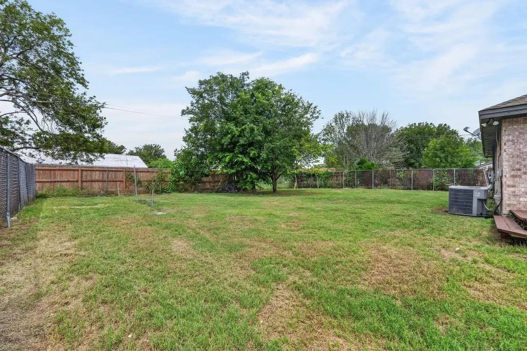 903 Travis Street Lockhart TX 78644