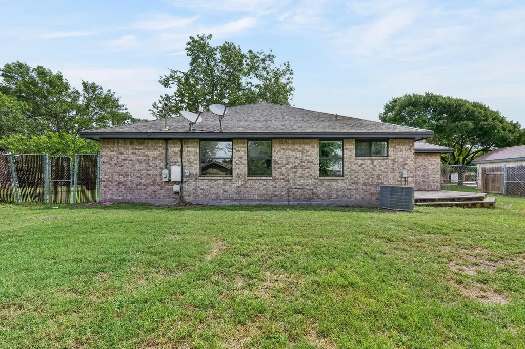 903 Travis Street Lockhart TX 78644