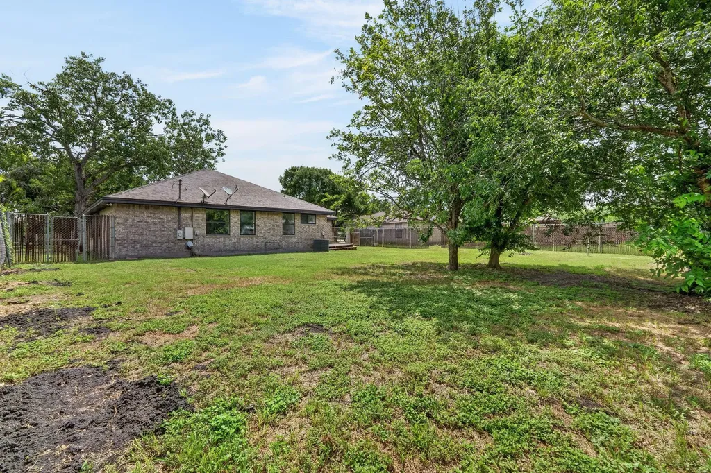 903 Travis Street Lockhart TX 78644