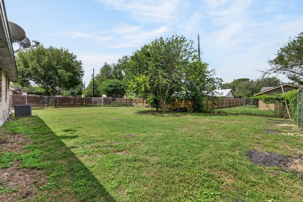 903 Travis Street Lockhart TX 78644