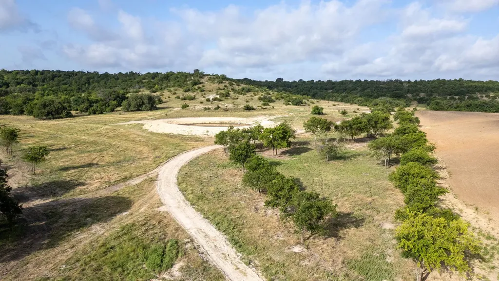 102 Fm-1047 Evant TX 76880