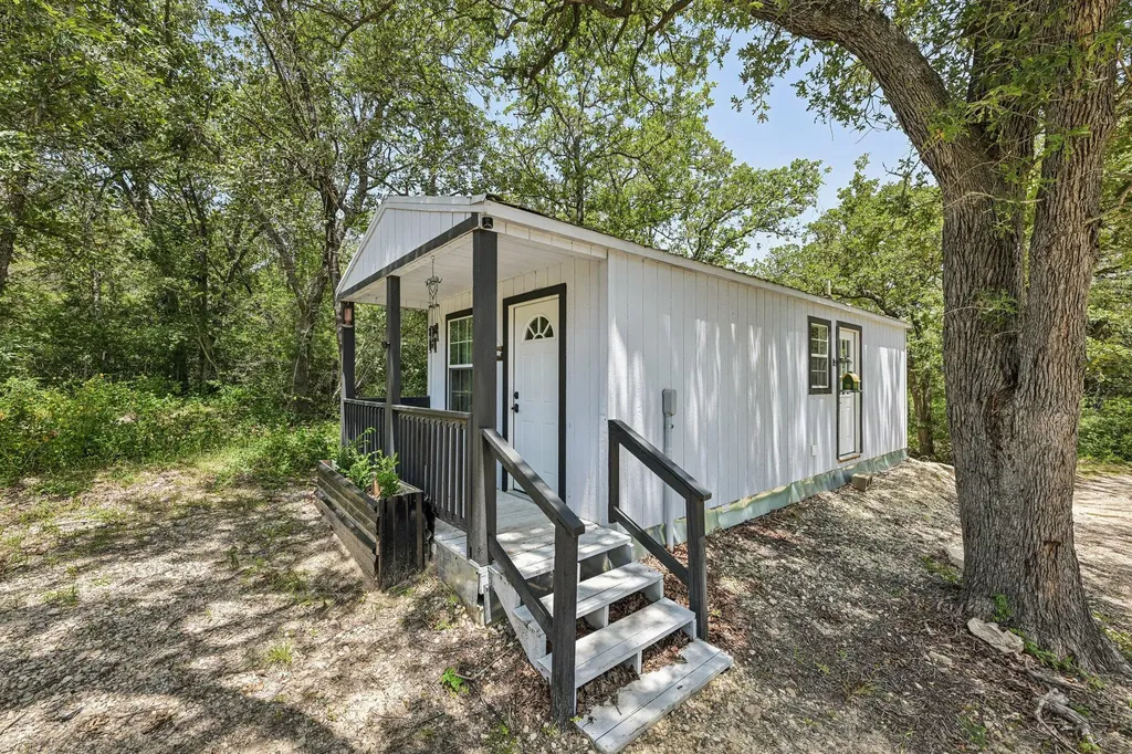 541 Hidden Oaks Drive Elgin TX 78621