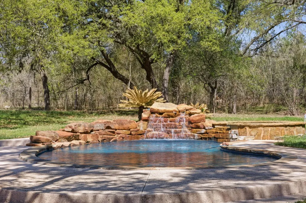 18335 Fm 86 Red Rock TX 78662