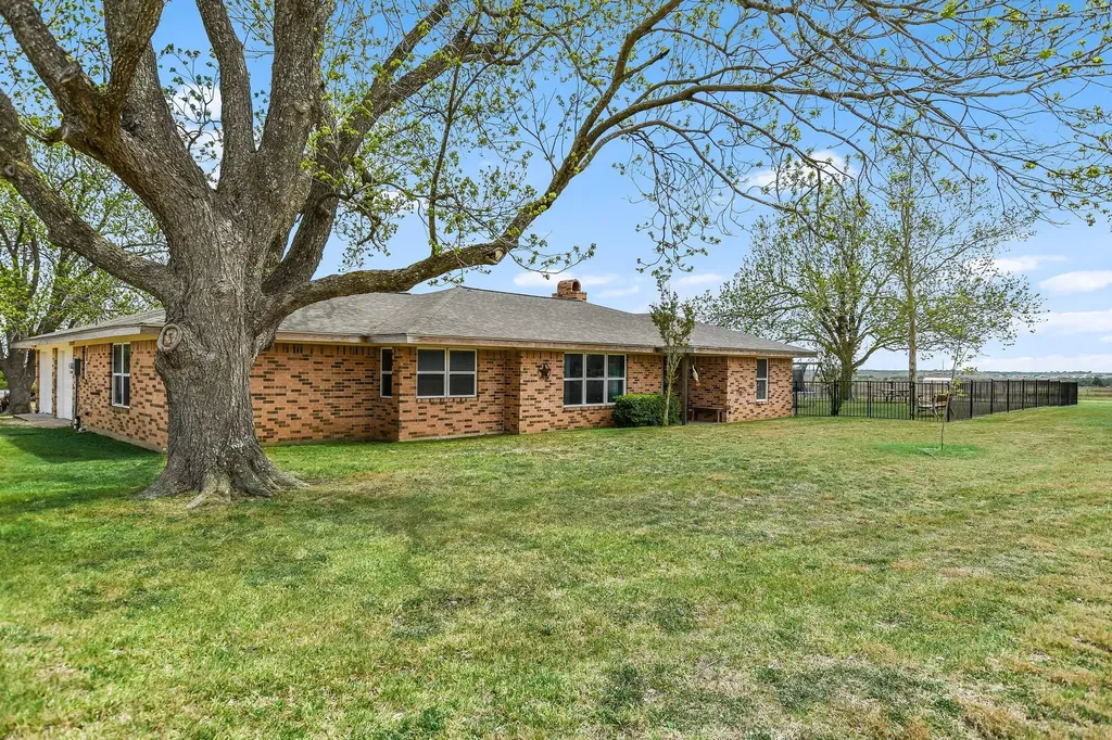 1601 Cr 463 (and Cr 465) Elgin TX 78621