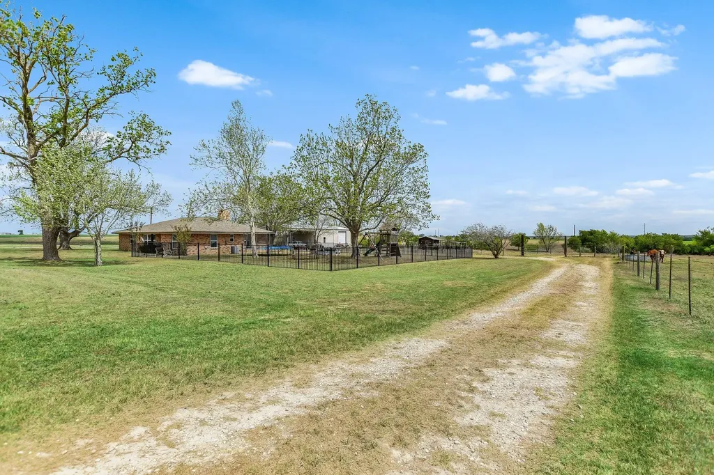 1601 Cr 463 (and Cr 465) Elgin TX 78621