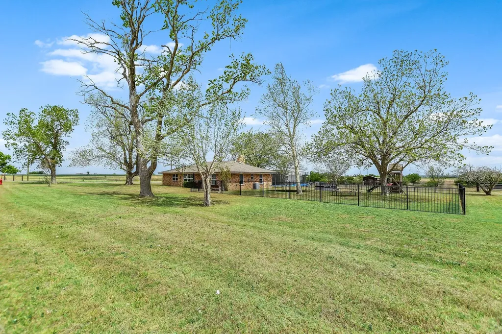 1601 Cr 463 (and Cr 465) Elgin TX 78621