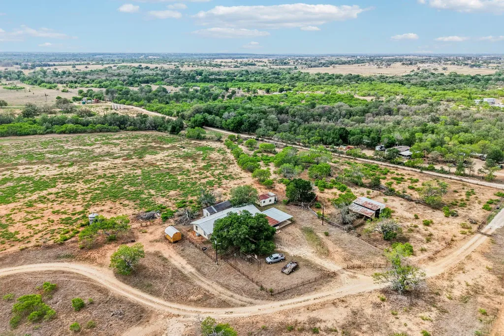 3200 Cattlemens Row Lockhart TX 78644