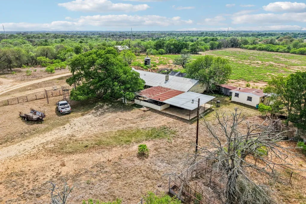 3200 Cattlemens Row Lockhart TX 78644
