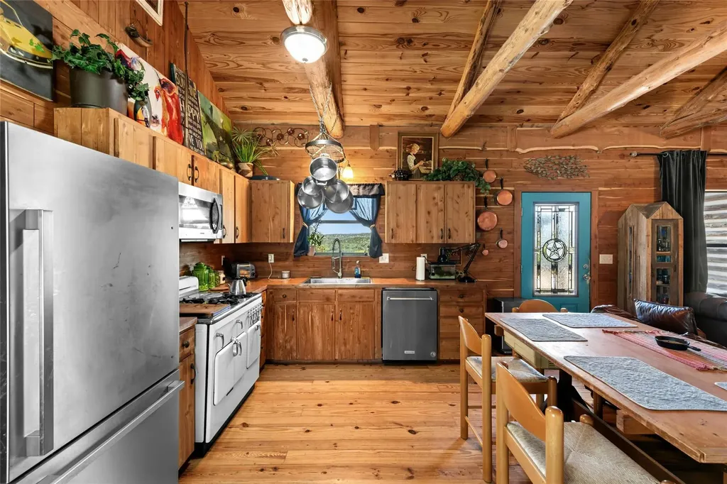 496 Middleton Road Spicewood TX 78669