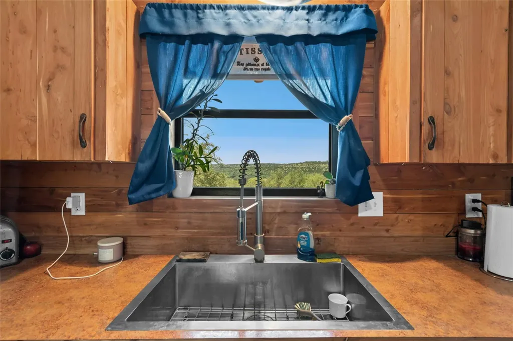 496 Middleton Road Spicewood TX 78669