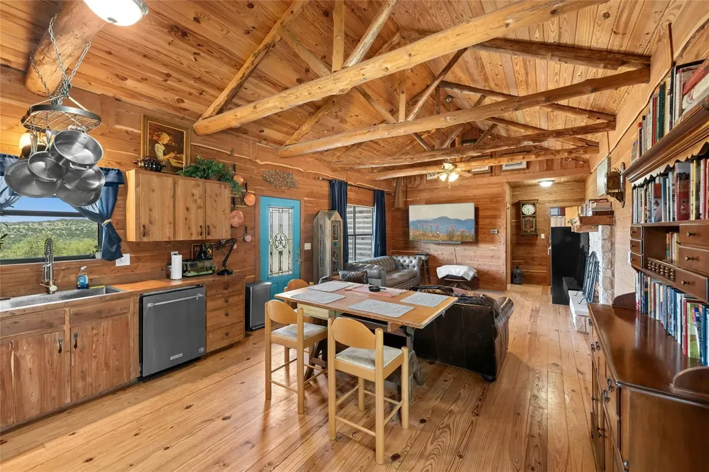 496 Middleton Road Spicewood TX 78669