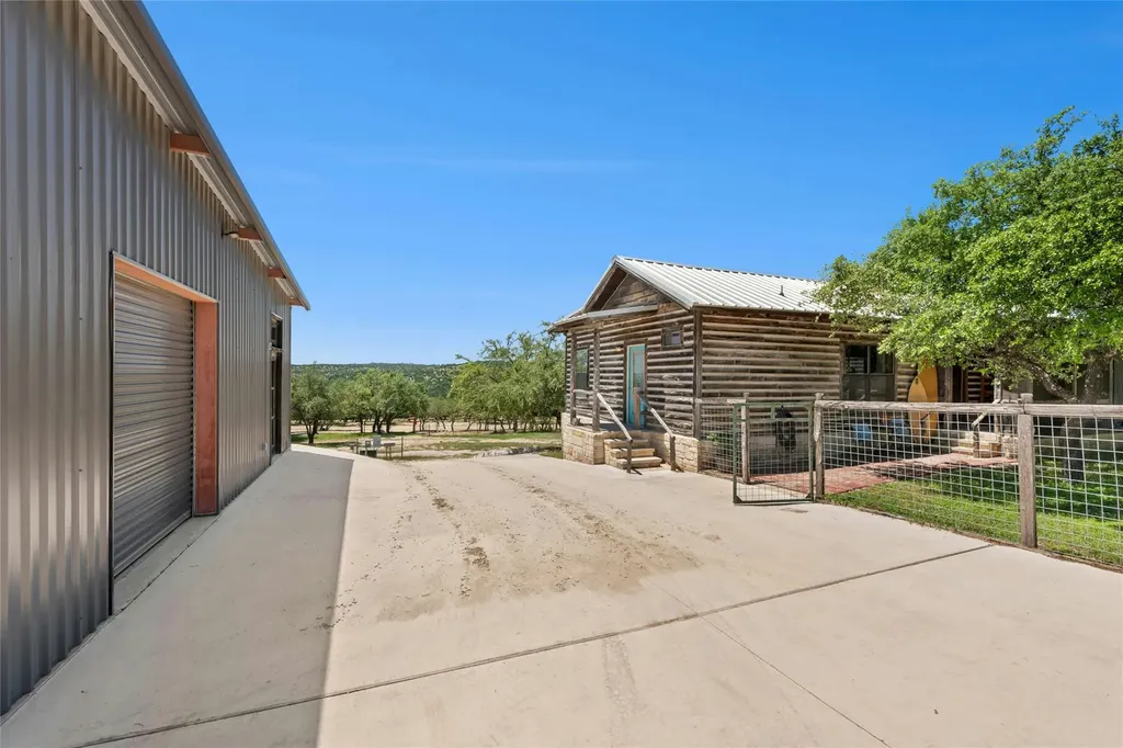 496 Middleton Road Spicewood TX 78669