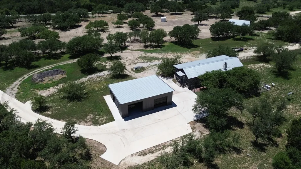 496 Middleton Road Spicewood TX 78669