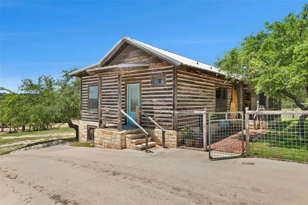 496 Middleton Road Spicewood TX 78669