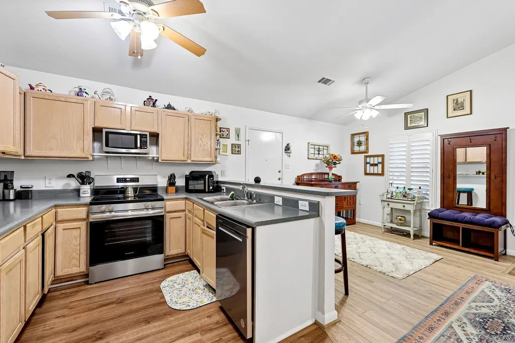 94 Louise Street Elgin TX 78621