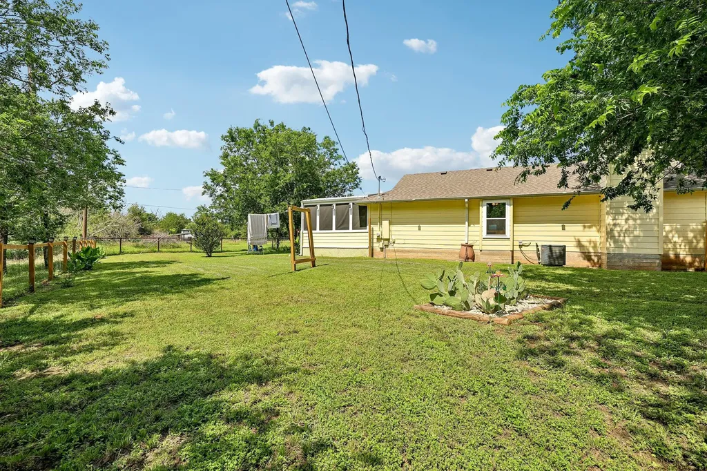 94 Louise Street Elgin TX 78621