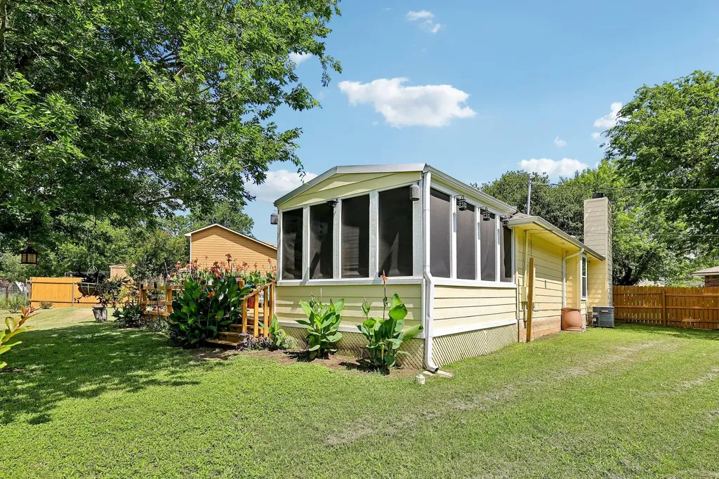 94 Louise Street Elgin TX 78621
