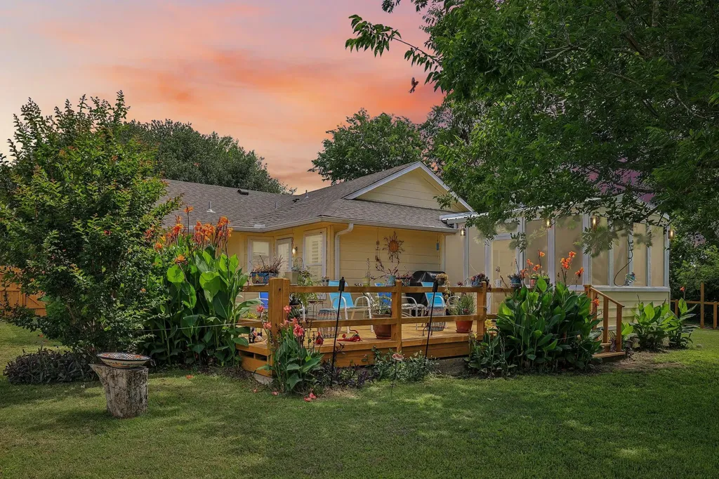 94 Louise Street Elgin TX 78621