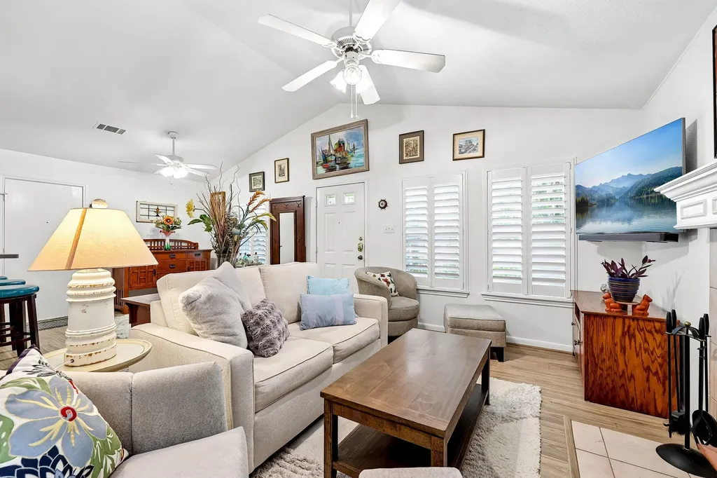 94 Louise Street Elgin TX 78621