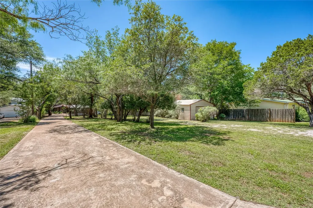 113 Red Bird Drive Kingsland TX 78639
